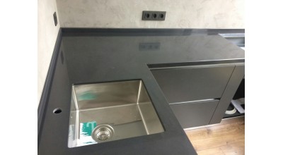 Столешница из акрила Tristone с нержавеющей мойкой нижнего монтажа