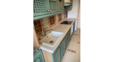 Класична кухня зі стільницею кварц з фігурною фаскою
